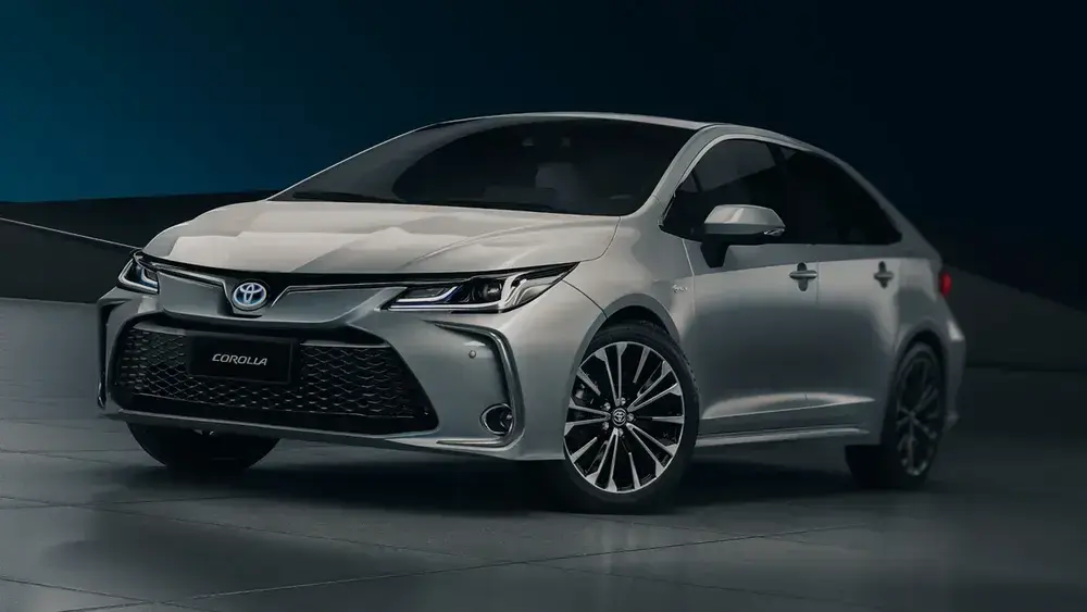 Toyota derrete preço do Corolla Hybrid e rivaliza com BYD Dolphin